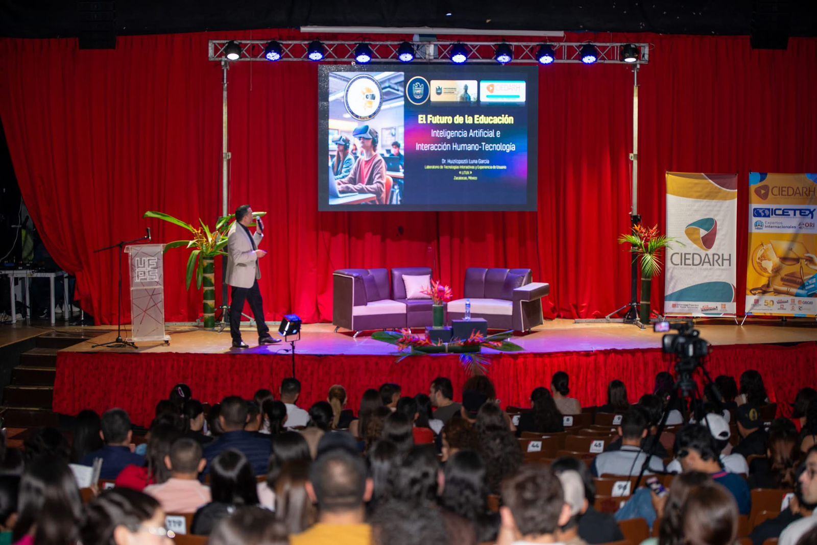 Dr. Luna impartiendo una conferencia ante asistentes al VIII Congreso Internacional de Tecnologías Inclusivas y Educación de la UABCS