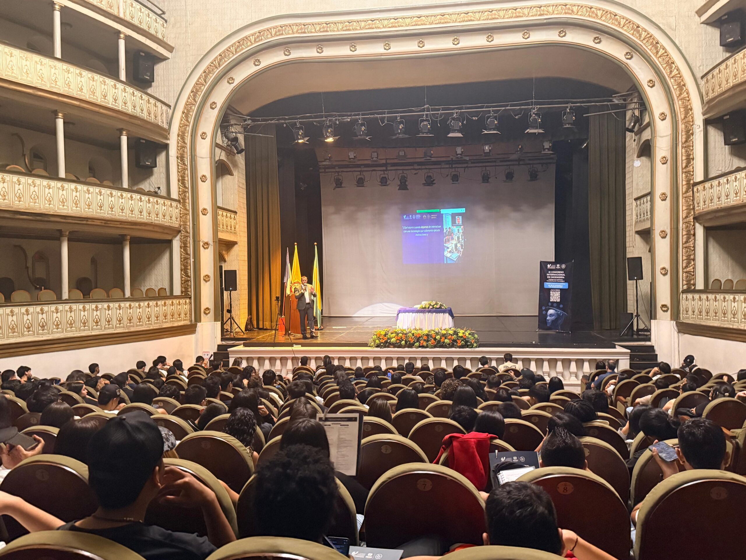 Dr. Luna impartiendo una conferencia ante asistentes al III Congreso Internacional en Ingeniería de la UNICOMFACAUCA.