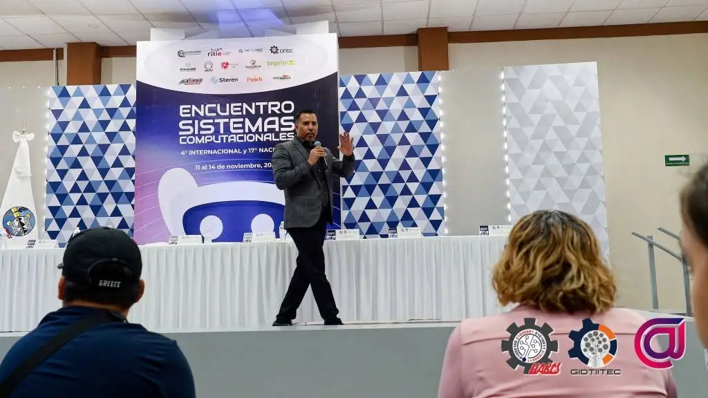 Dr. Luna impartiendo una conferencia ante asistentes al VIII Congreso Internacional de Tecnologías Inclusivas y Educación de la UABCS.